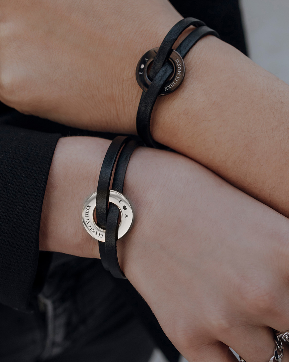 ESSENCE WHITE ARMBAND