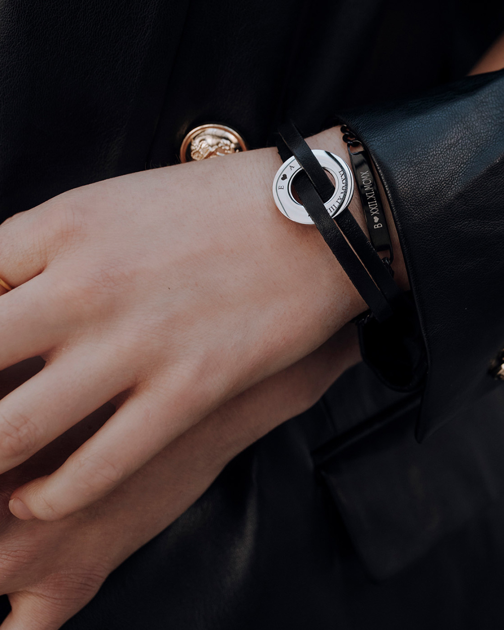 ESSENCE WHITE ARMBAND